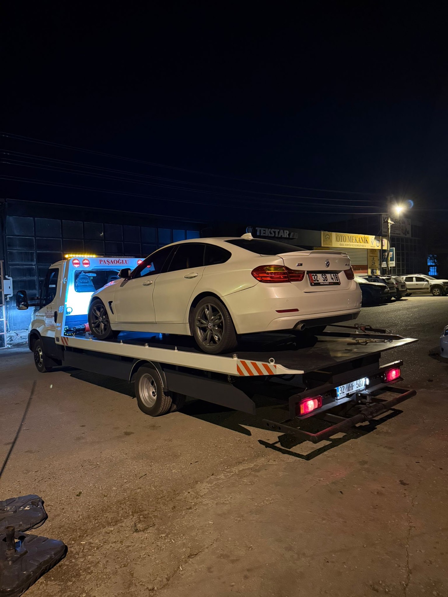 Paşaoğlu çekici kamyonu yolda araç kurtarma işlemi yapıyor