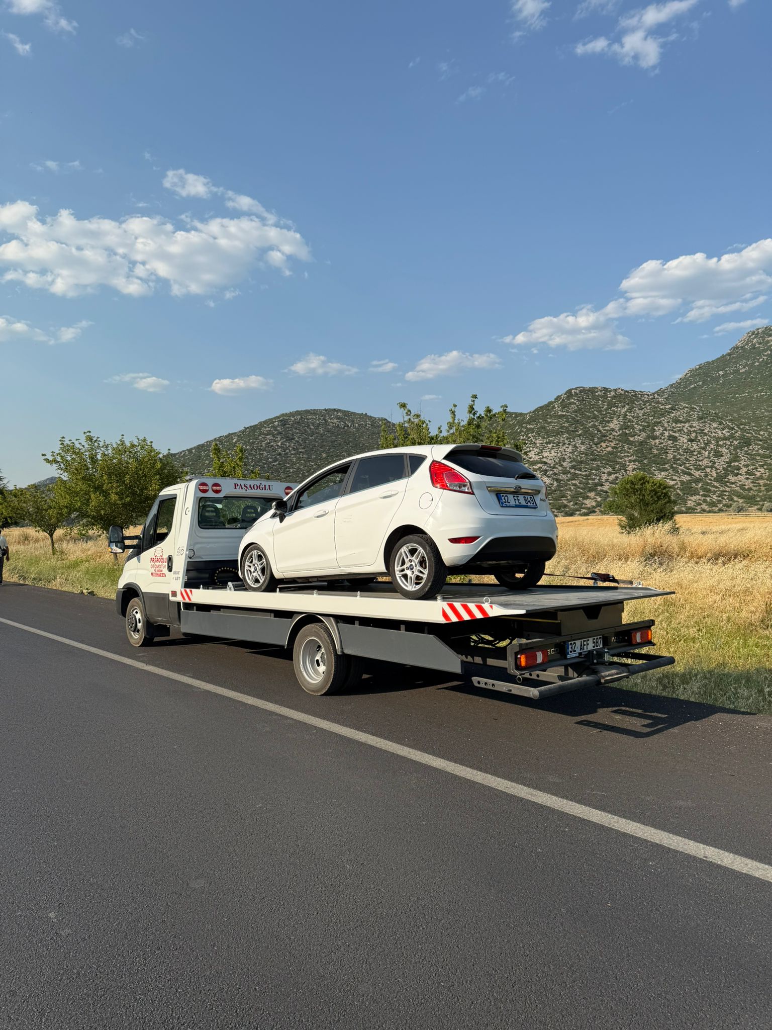 Beyaz Ford araç kurtarma