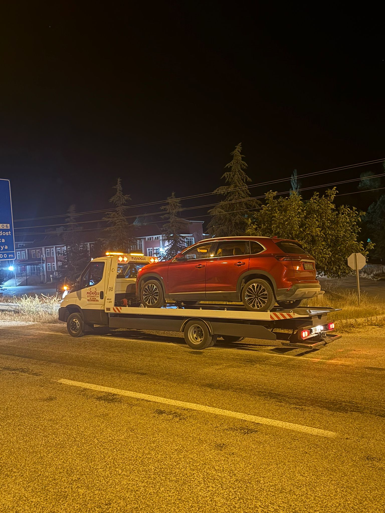 Kırmızı araç çekici